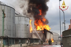 Caviro, maxi incendio, in fiamme 15 silos