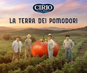 Cirio, nuovo spot con Elio e le Storie tese, così si celebra l’Italia, la terra dei pomodori