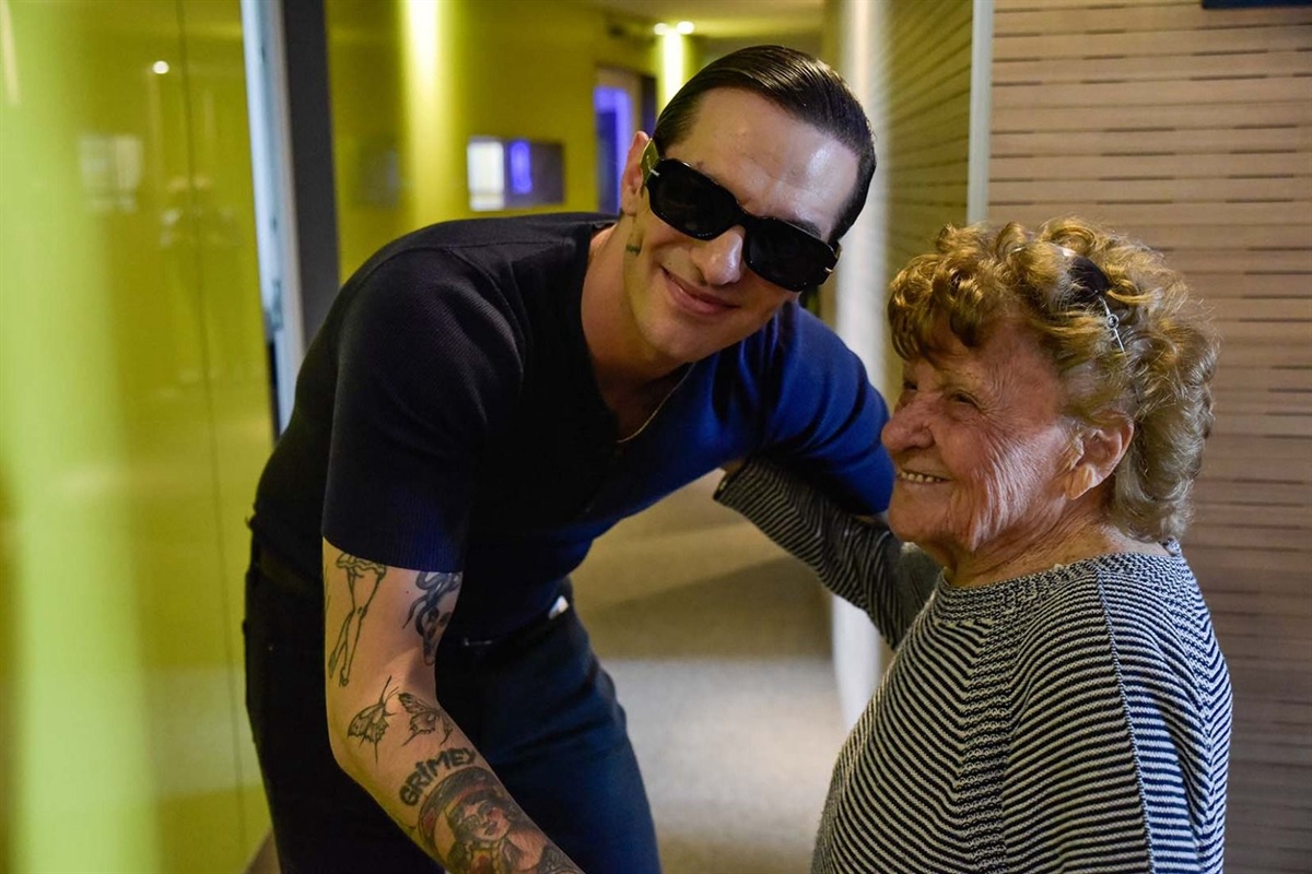 "Incoscienti giovani", Achille Lauro incontra una superfan centenaria