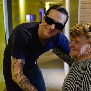 "Incoscienti giovani", Achille Lauro incontra una superfan centenaria