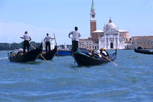 Confcooperative Lavoro Servizi porta le gondole sul Tevere, per la prima volta nella storia i gondolieri solcheranno il fiume della Capitale