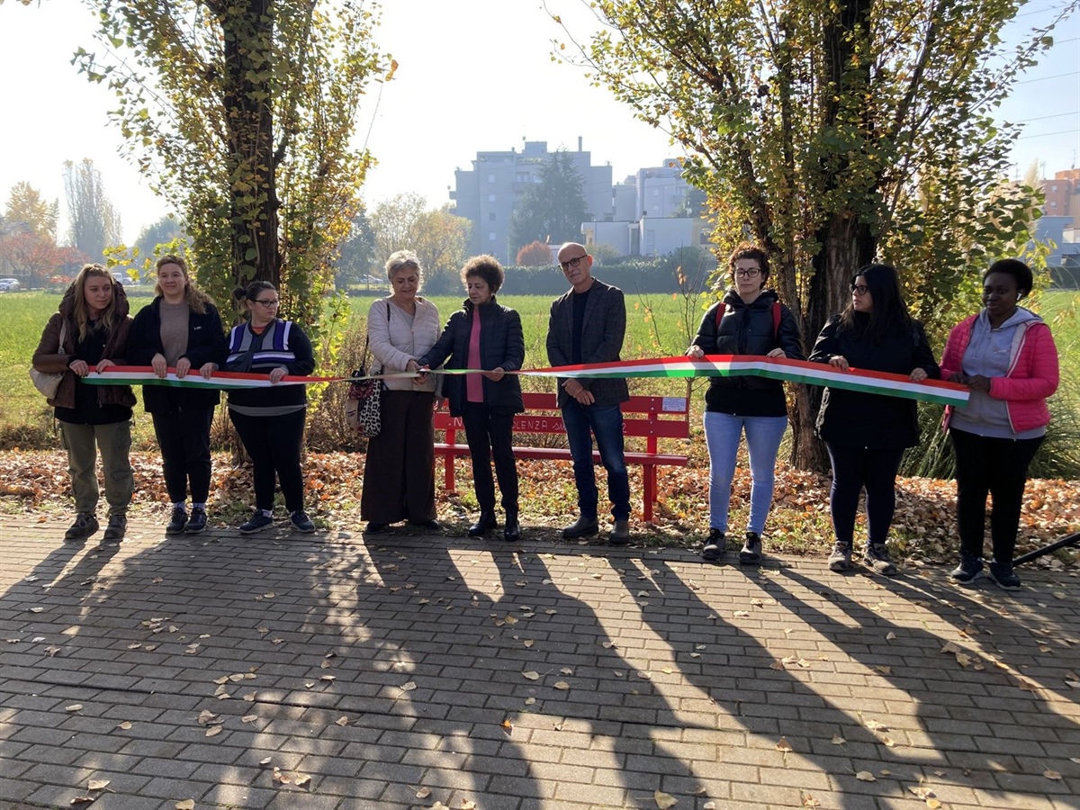 Coopattiva contro la violenza: inaugurata a Modena una panchina rossa