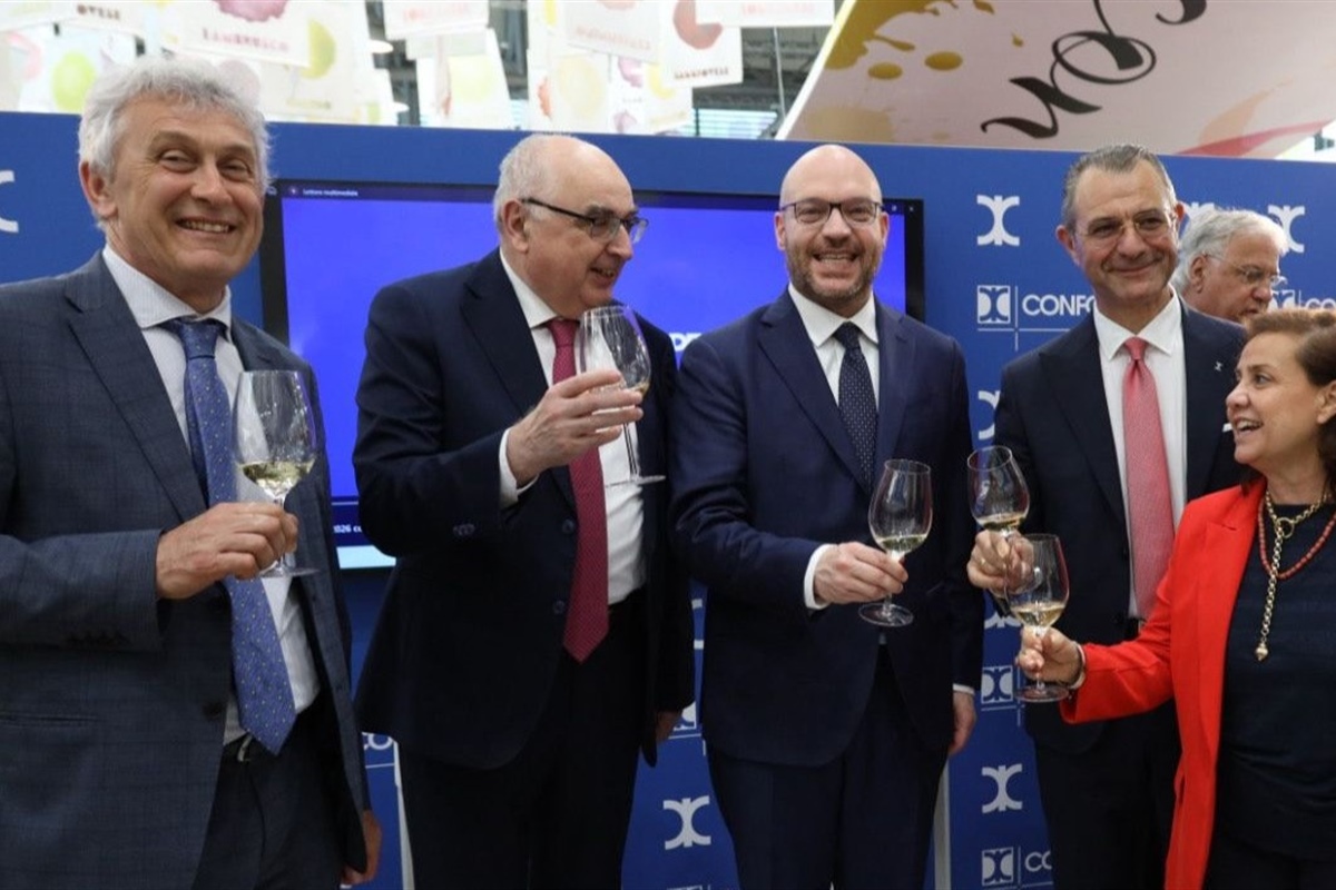 Vinitaly, lo stand Confcooperative diventa il centro del dialogo tra Italia ed Europa