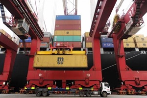 Commercio estero: Istat, nel terzo trimestre import doppia l'export
